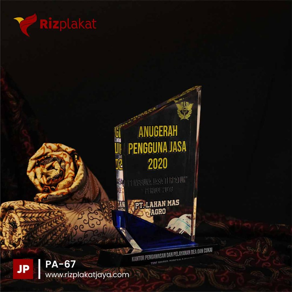 piala akrilik perusahaan