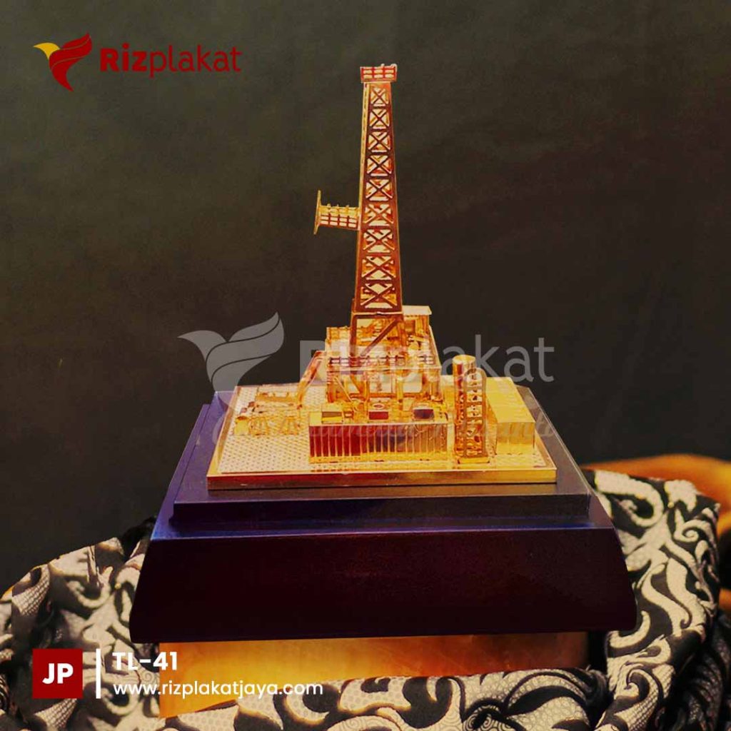 trophy logam pemerintah1