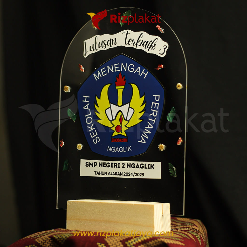 Plakat Akrilik Lulusan Terbaik SMP