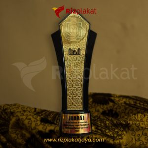 Trophy Logam Juara I Debat Hukum Mahasiswa
