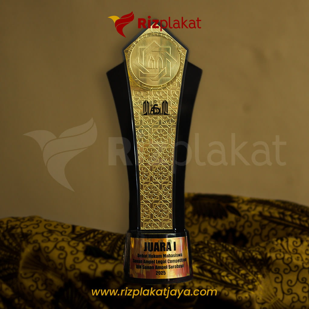 Trophy Logam Juara I Debat Hukum Mahasiswa