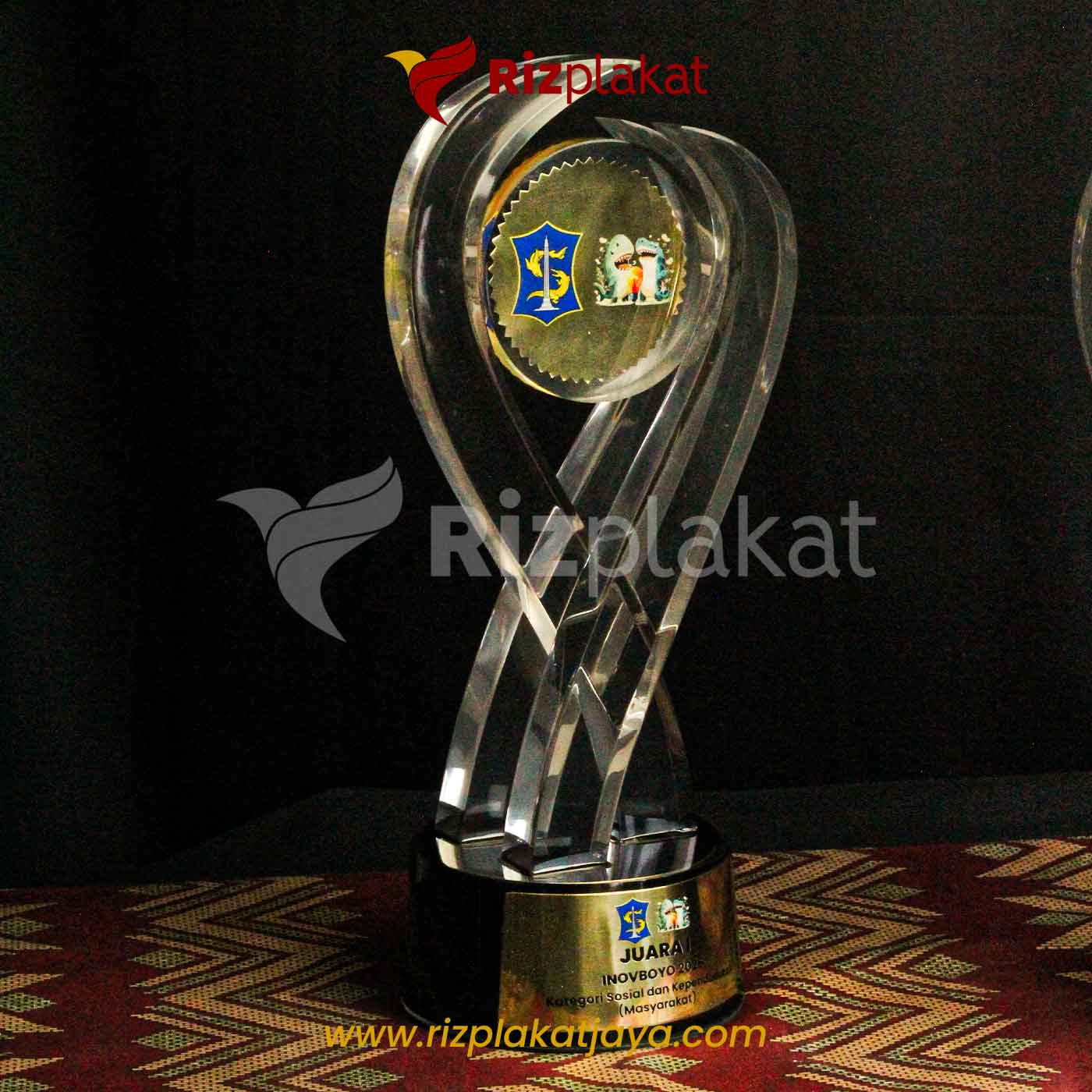 Plakat Fiber Kombinasi Akrilik Kristal