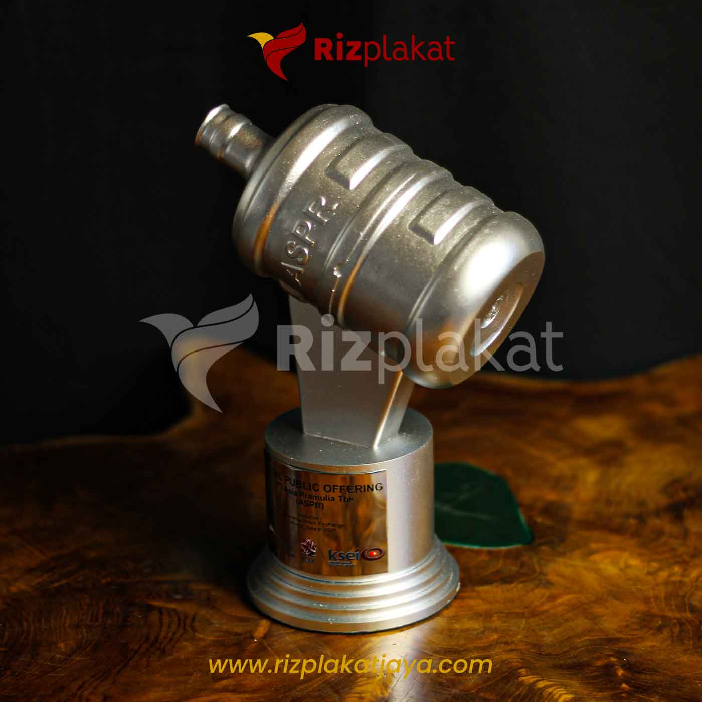 Plakat Fiber Custom Bentuk Ikonik