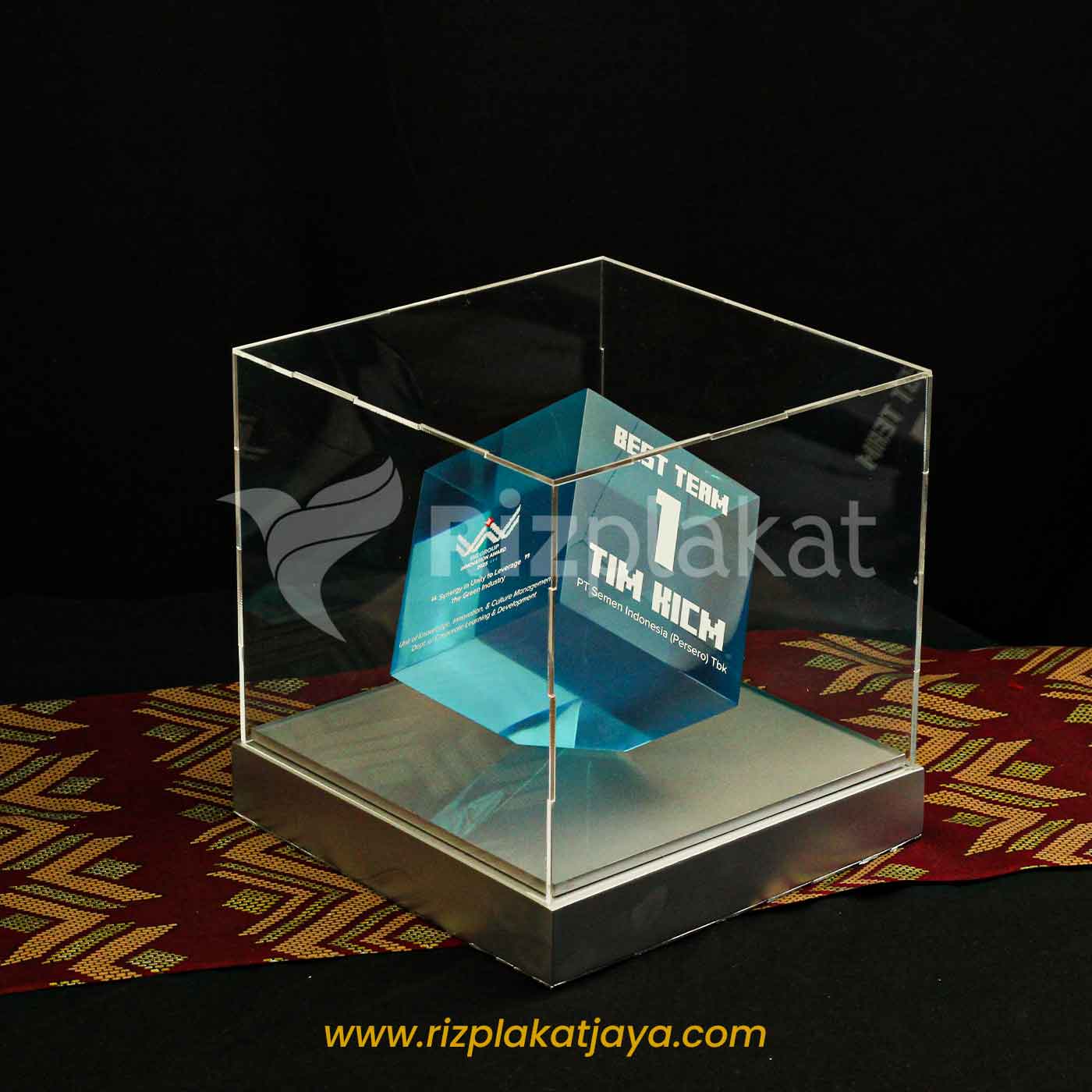 Plakat Fiber Kubus Eksklusif