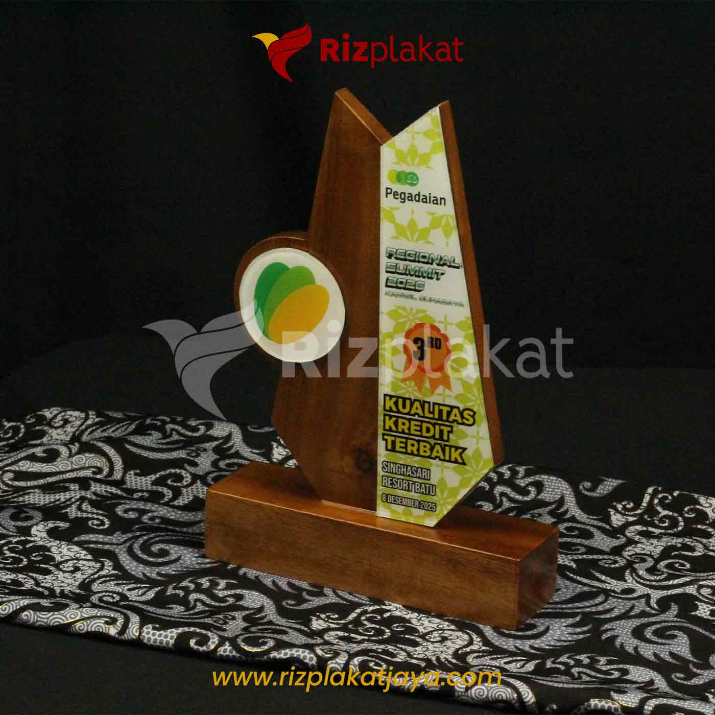 Plakat Kayu Akrilik Penghargaan Pegadaian Regional Summit 2025