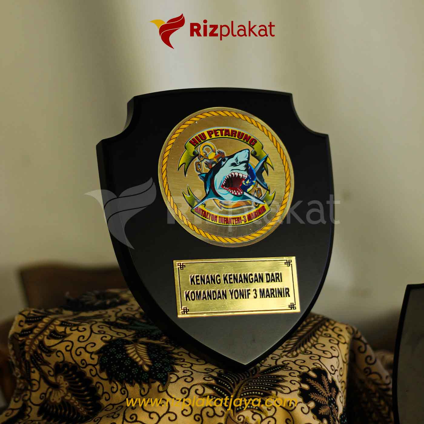 Plakat Kayu Kenang-Kenangan Yonif 3 Marinir