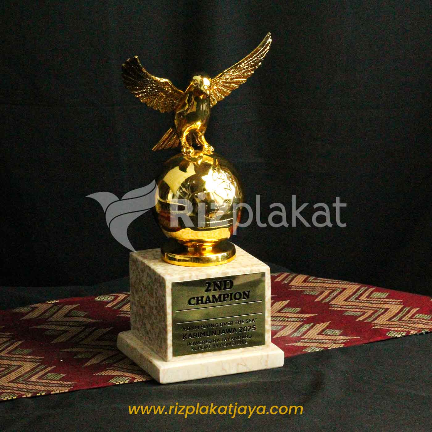 Plakat Logam Elang Emas