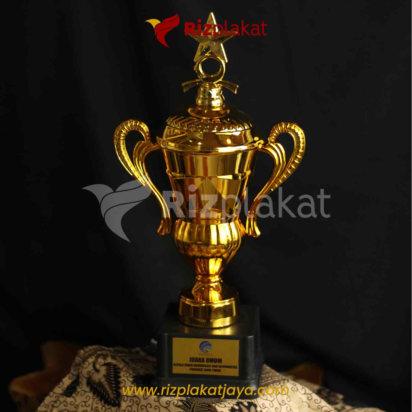 Piala Logam Cup Klasik Bertutup