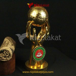 Plakat Logam Figuratif Bola Dunia | Vendor Piala Logam Custom Jakarta | Desain Eksklusif
