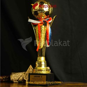 Piala Logam Bola Emas