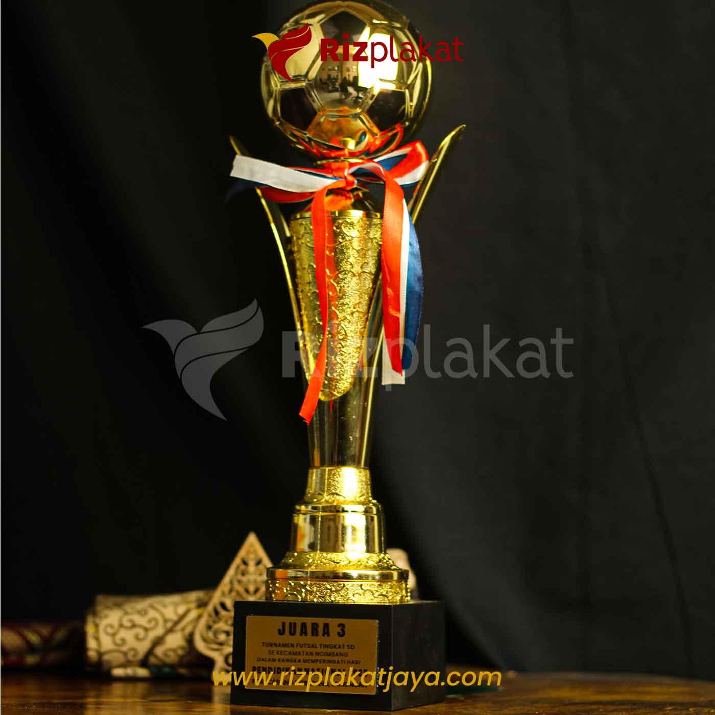Piala Logam Bola Emas