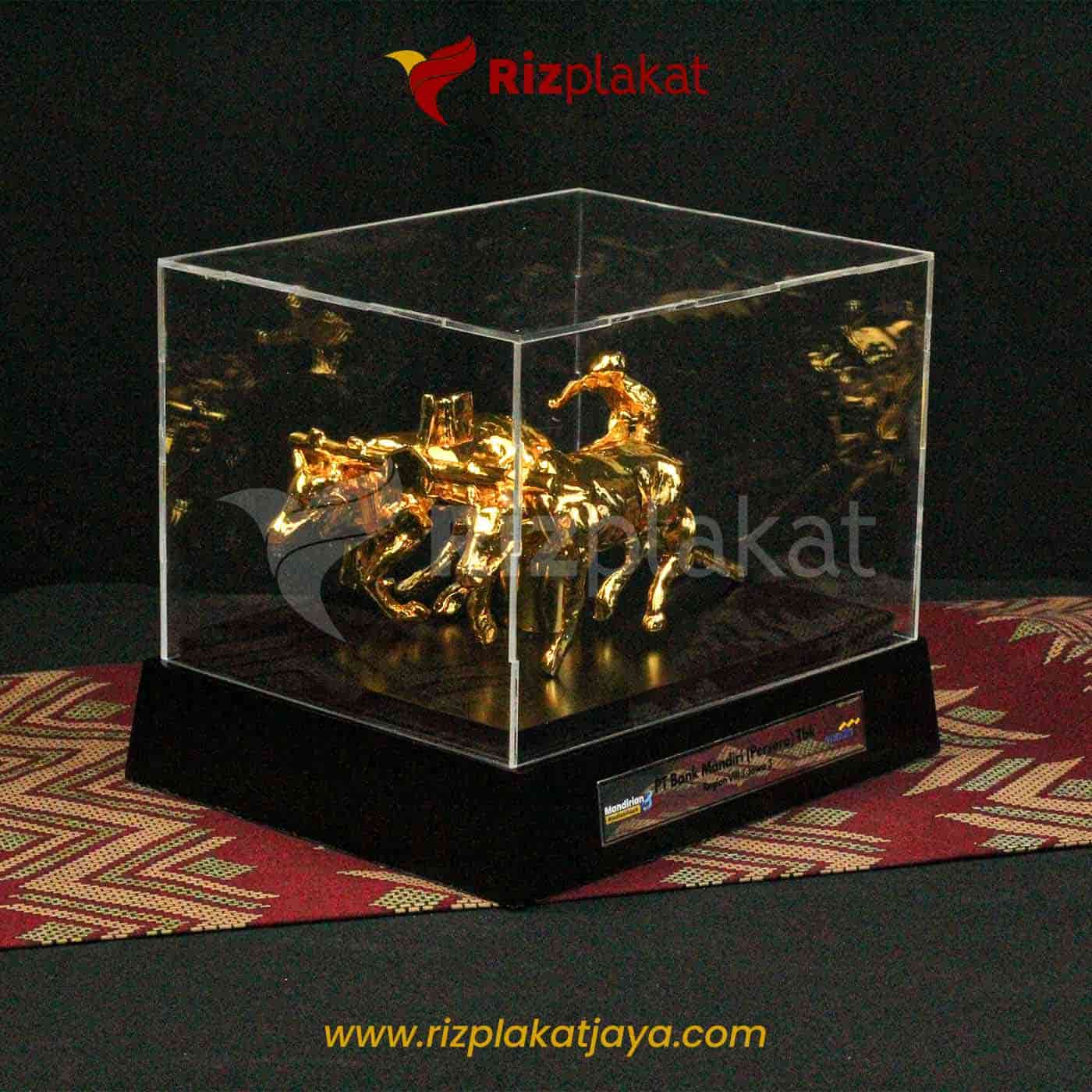 Plakat Logam Miniatur Kuda Emas