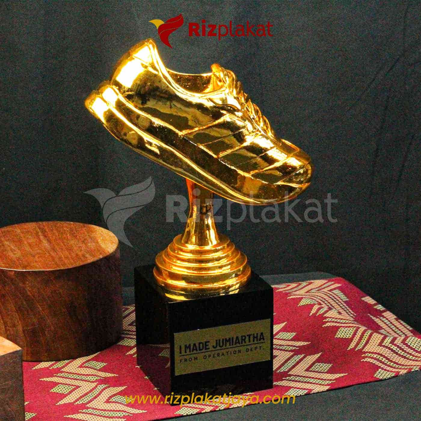 Plakat Logam Miniatur Sepatu Emas Eksklusif