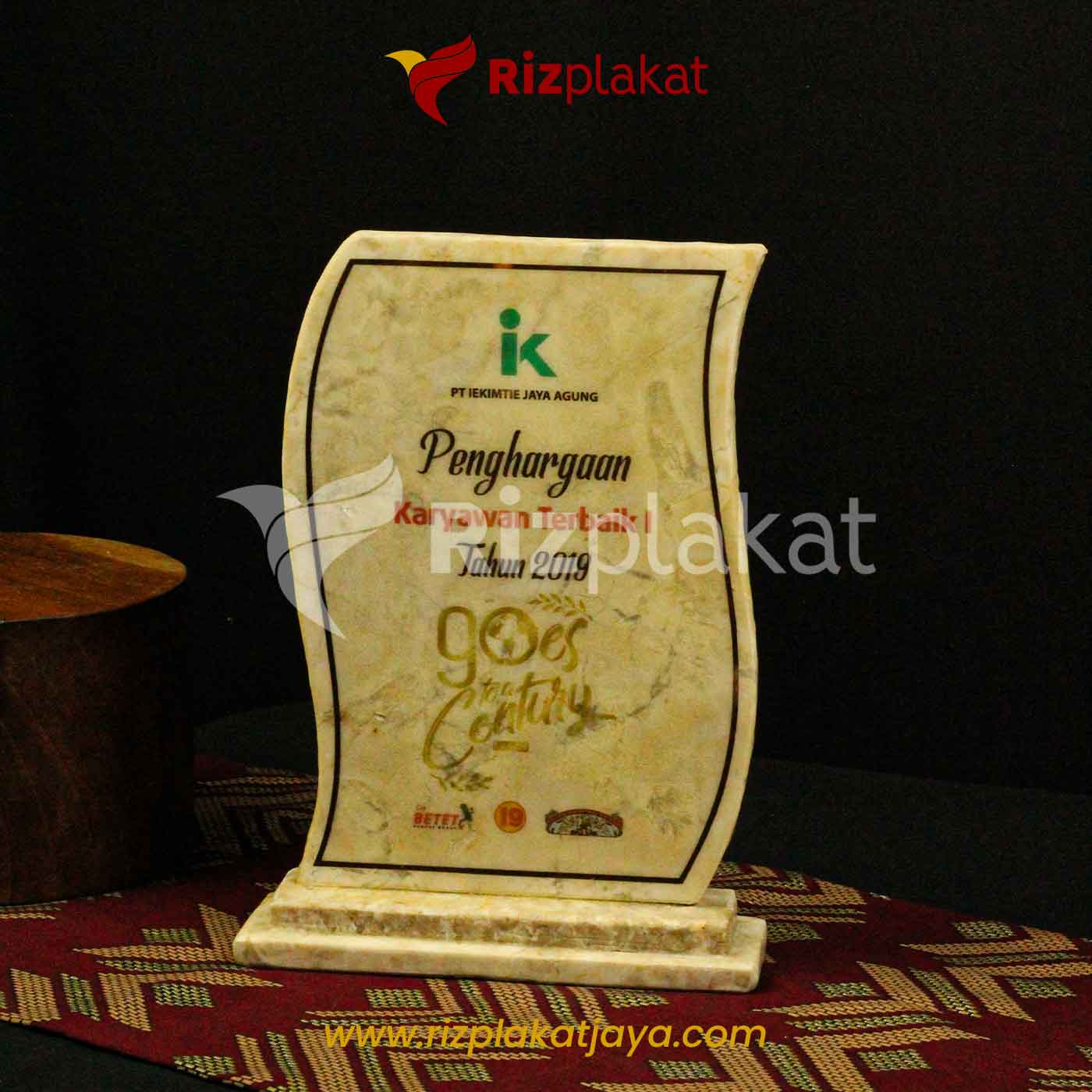 Plakat Marmer Penghargaan Karyawan Terbaik