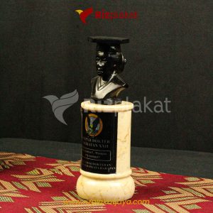 Katalog Contoh Piala Wisuda Mewah: Referensi Terbaik untuk Panitia