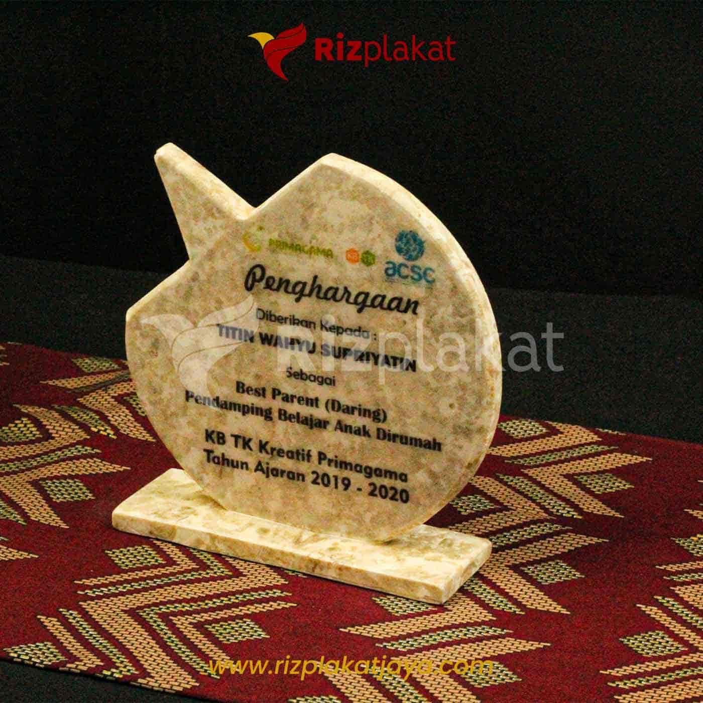 Plakat Marmer Penghargaan Orang Tua
