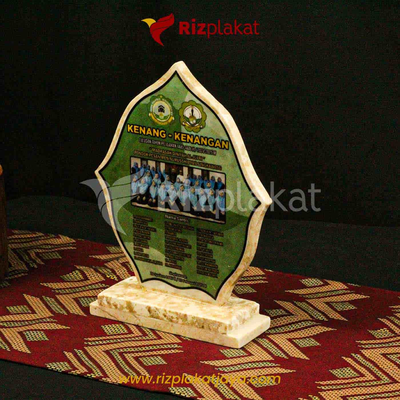 Plakat Marmer Kenang-Kenangan Lulusan
