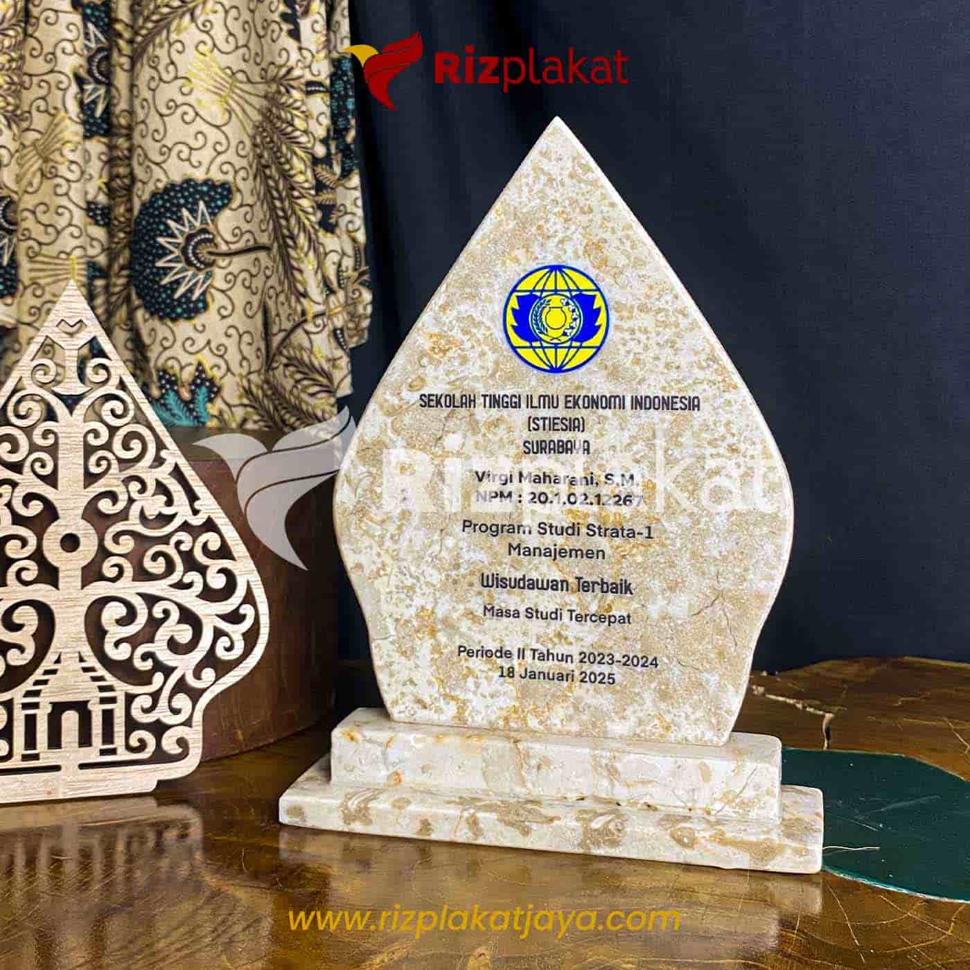 Plakat Marmer Wisuda Terbaik